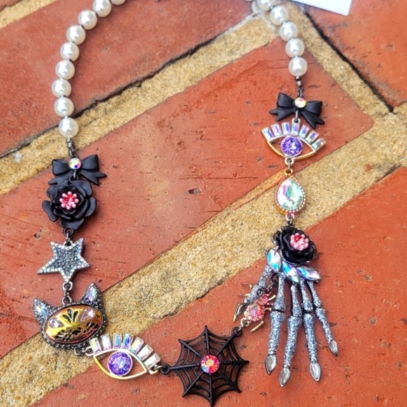 Betsey Johnson Jewelry - HALLOWEEN BETSEY JOHNSON GLAMPIRE SKELETON PEARL NECKLACE🕸👻